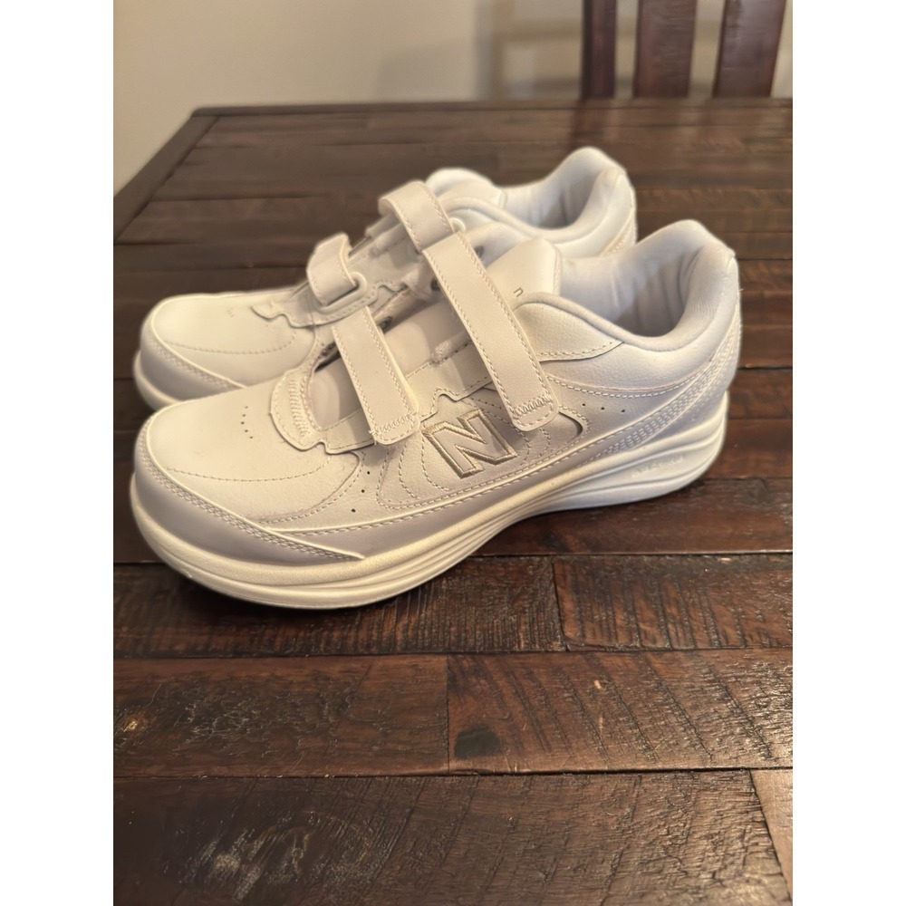 New Balance 577 Women's White Leather Walking Shoes (WW577VW) – Size 8.5